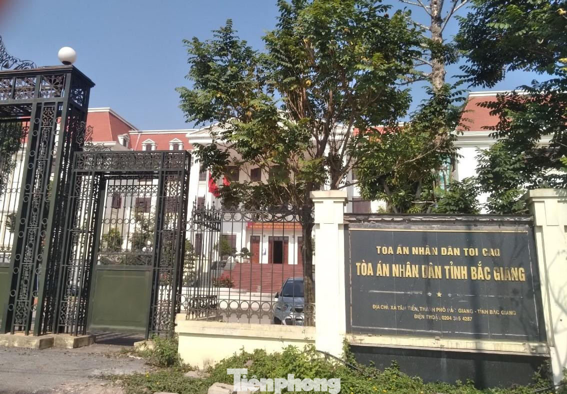 Công an điều tra người đàn ông mang xăng đốt ở Tòa án tỉnh Bắc Giang Công an điều tra người đàn ông mang xăng đốt ở Tòa án tỉnh Bắc Giang