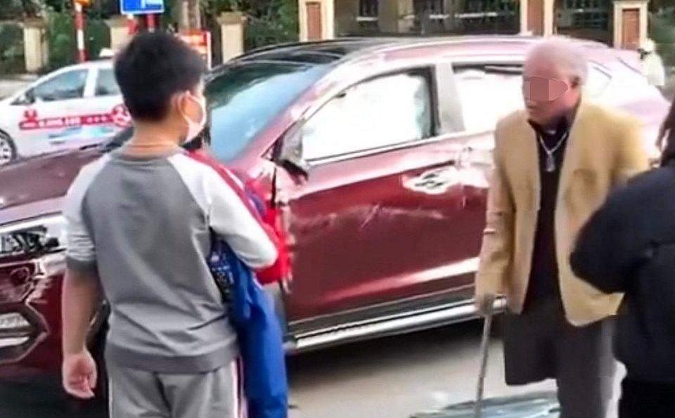 Người đàn ông cụt chân lái xe ô tô gây va chạm giao thông được cho là xảy ra ở thành phố Bắc Ninh Người đàn ông cụt chân lái xe ô tô gây va chạm giao thông được cho là xảy ra ở thành phố Bắc Ninh