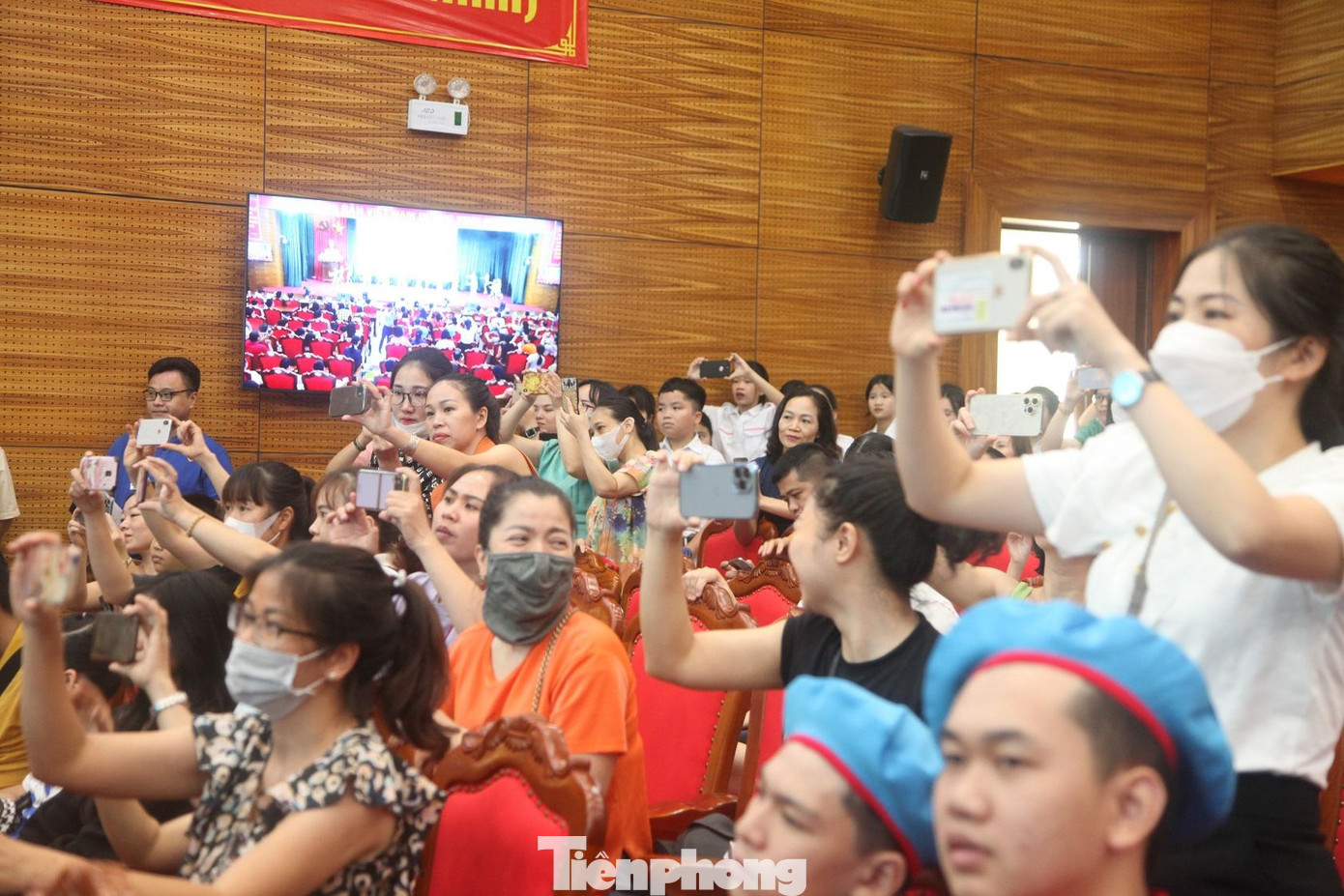 Liên hoan thu hút đông đảo người dân đến xem và cổ vũ