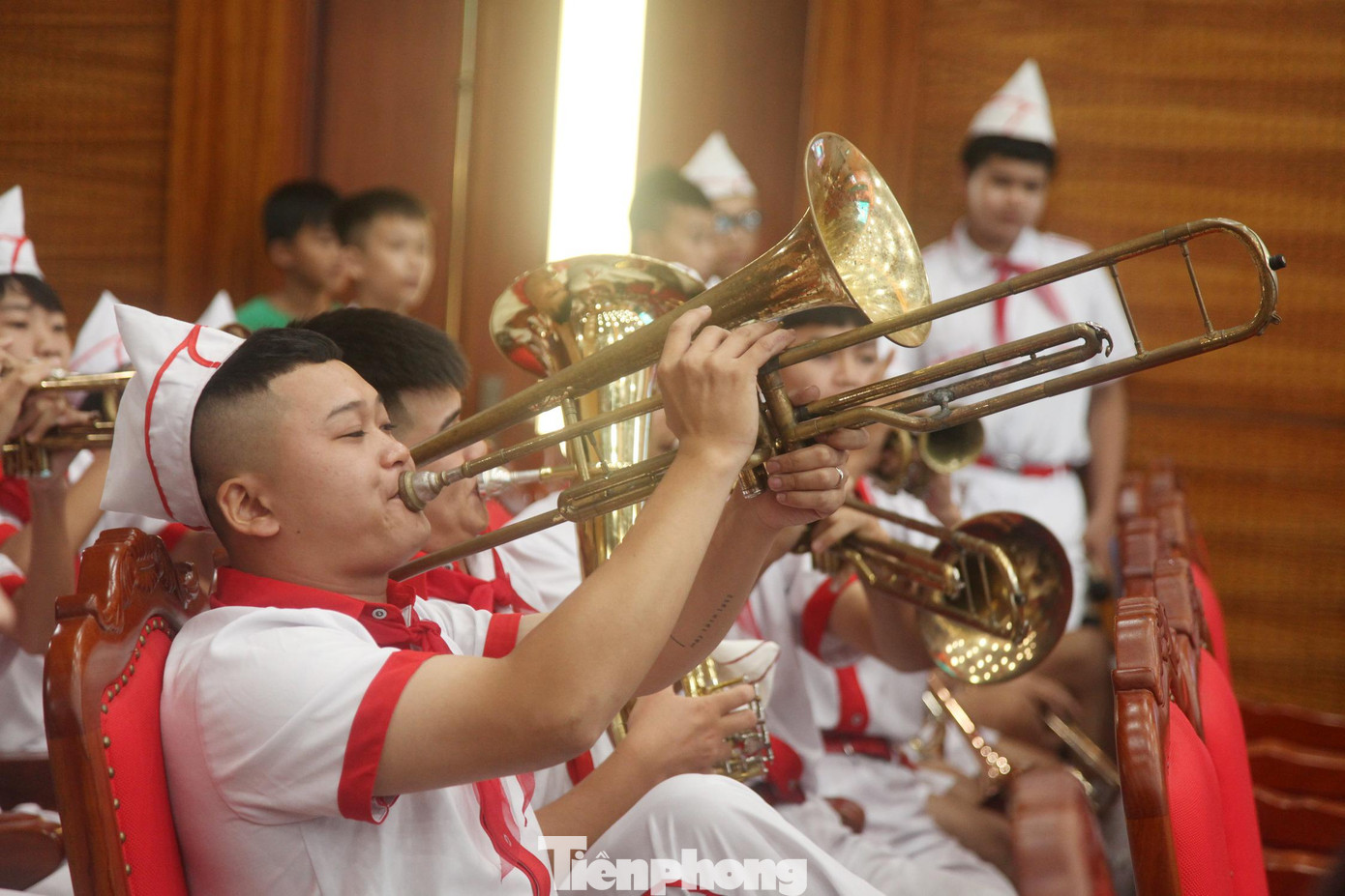 Các đội rộn ràng thể hiện các tiết mục kèn trống tại liên hoan