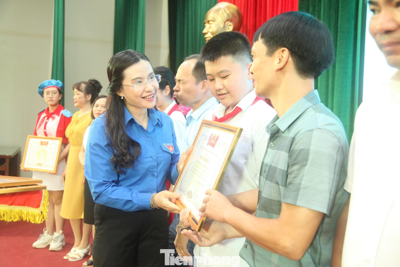 Chị Nguyễn Phạm Duy Trang, Bí thư Trung ương Đoàn tặng Bằng khen cho các đội tham dự liên hoan