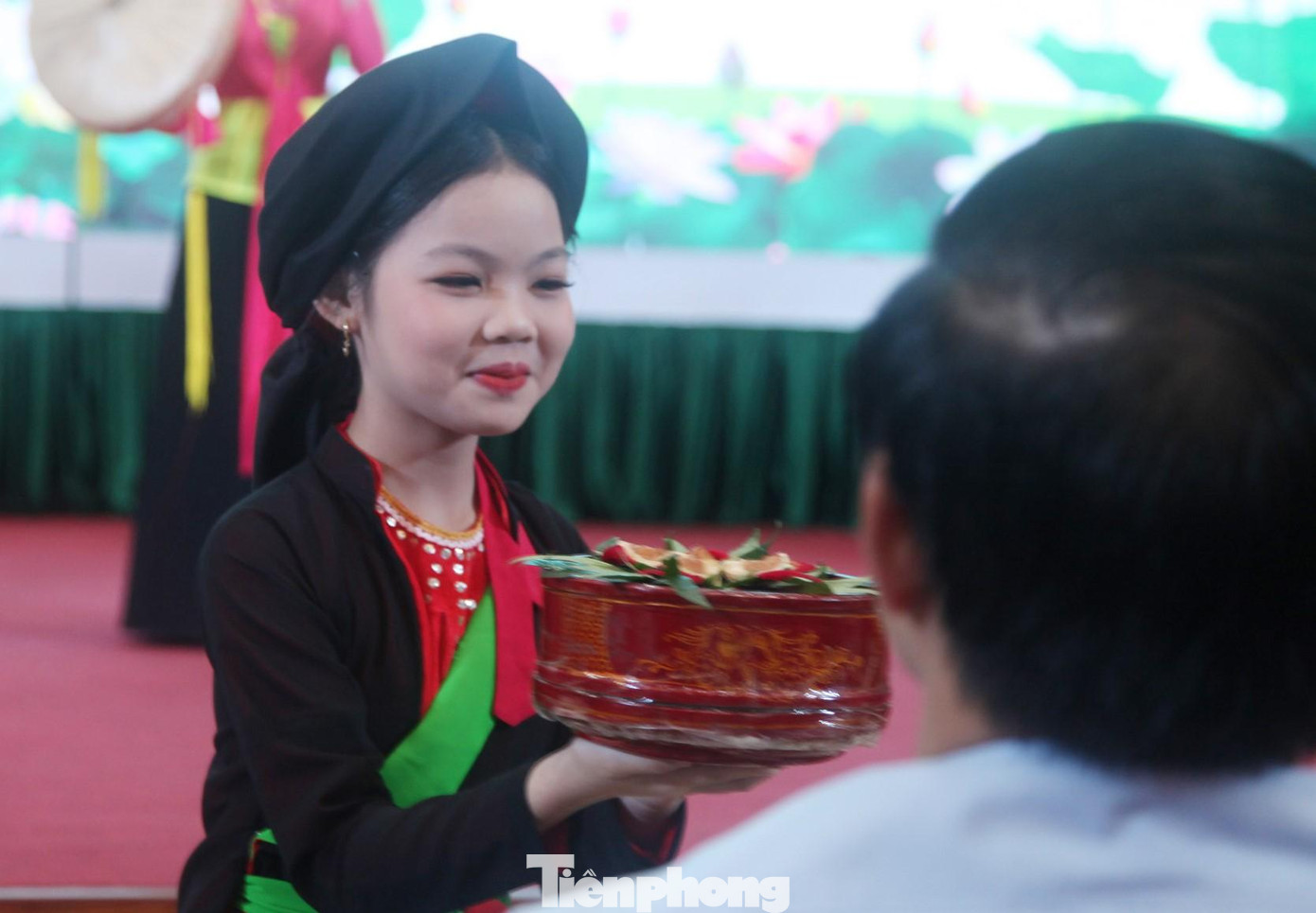 Tiết mục mời nước mời trầu của dân ca quan họ Bắc Ninh tại liên hoan