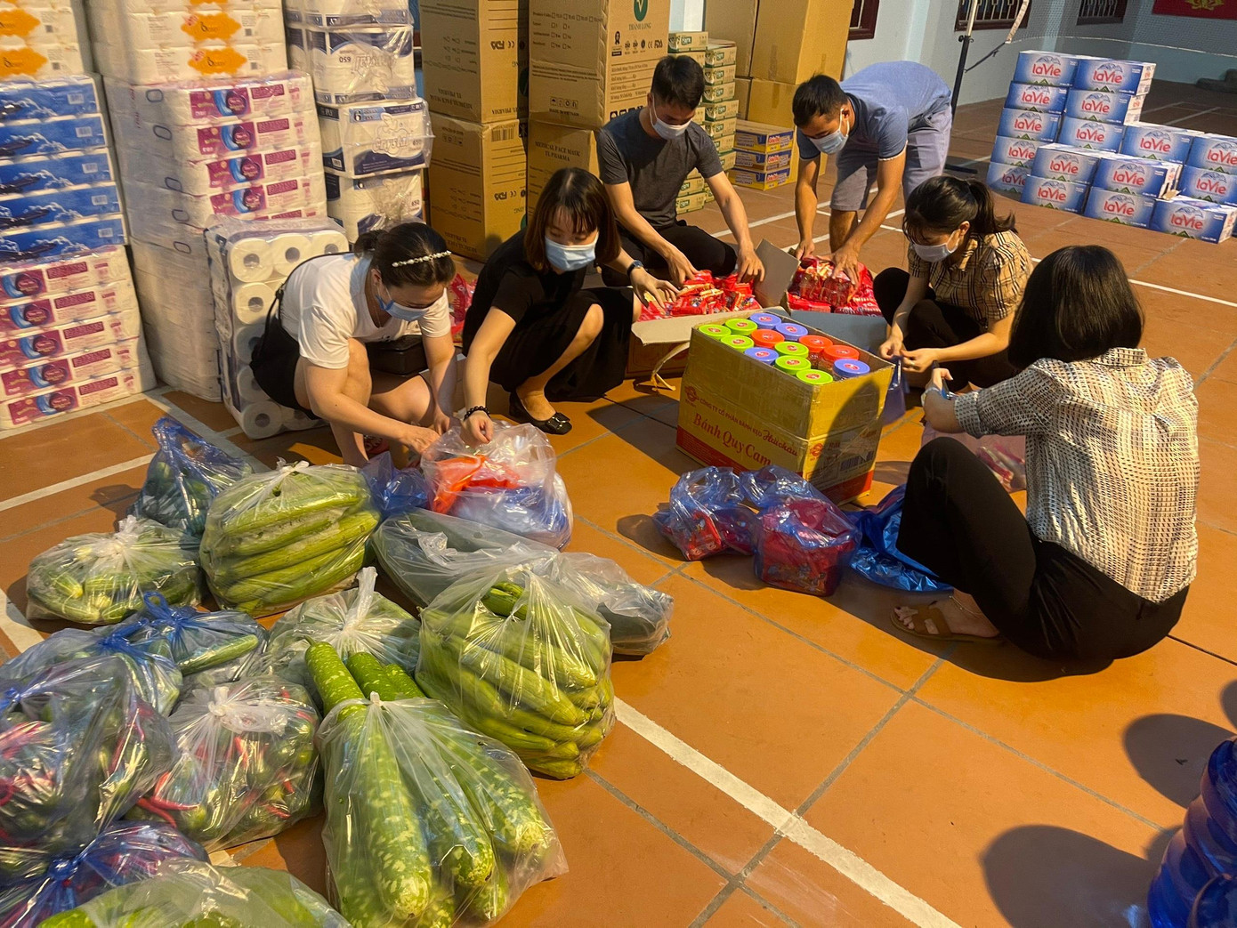 Chị Tiên (áo đen thứ 2 bên trái) cùng các bạn tình nguyện tiếp nhận hàng hỗ trợ trong đêm Chị Tiên (áo đen thứ 2 bên trái) cùng các bạn tình nguyện tiếp nhận hàng hỗ trợ trong đêm