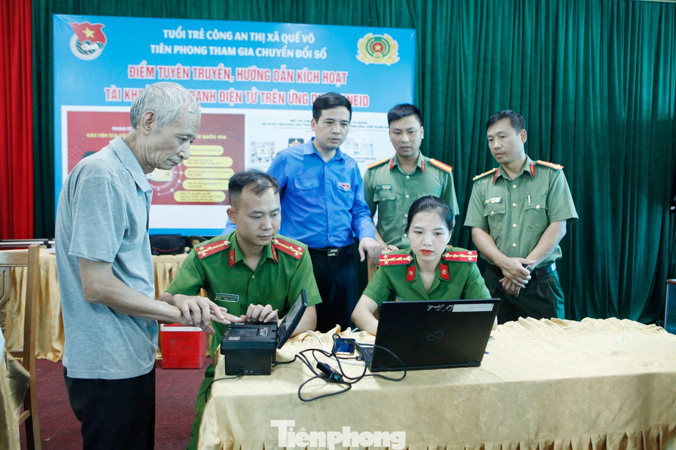 Đoàn viên, thanh niên Công an tỉnh Bắc Ninh hỗ trợ người dân làm mã định danh điện tử cấp 2. Ảnh: Nguyễn Thắng. Đoàn viên, thanh niên Công an tỉnh Bắc Ninh hỗ trợ người dân làm mã định danh điện tử cấp 2. Ảnh: Nguyễn Thắng.