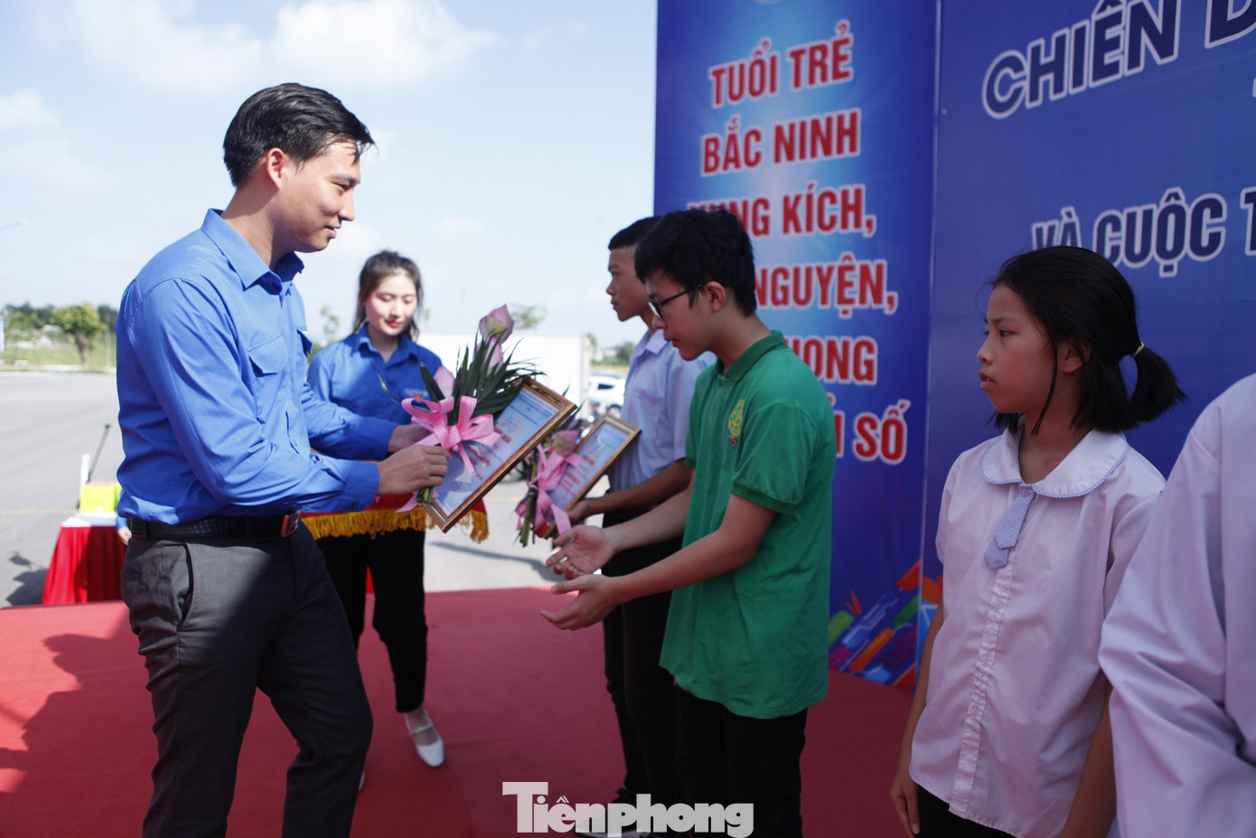 Phó Bí thư Tỉnh Đoàn Bắc Ninh Nguyễn Bảo Đại trao giải cuộc thi tin học trẻ cho các em học sinh. Ảnh: Nguyễn Thắng. Phó Bí thư Tỉnh Đoàn Bắc Ninh Nguyễn Bảo Đại trao giải cuộc thi tin học trẻ cho các em học sinh. Ảnh: Nguyễn Thắng.