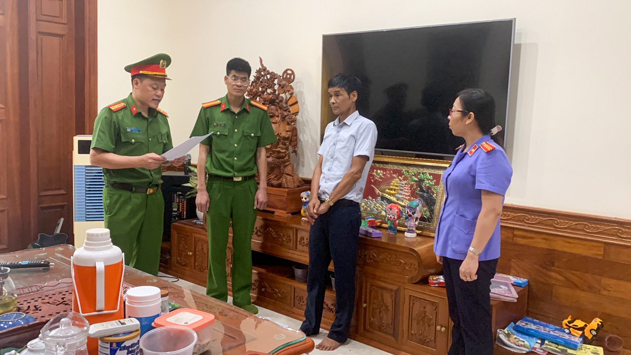 Lực lượng chức năng khám xét chỗ ở của bị can Lê Minh Dương.