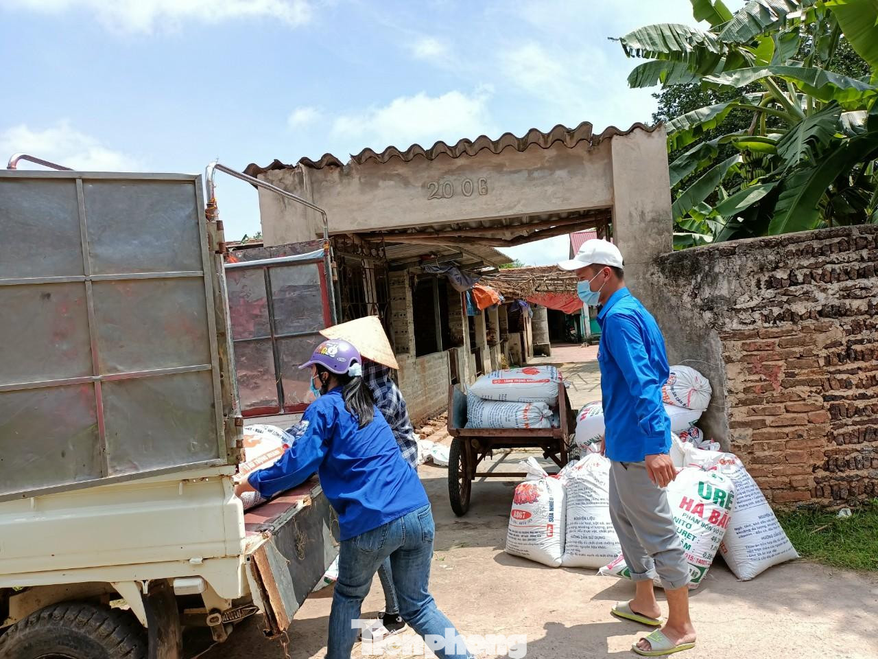 Đoàn viên tình nguyện tỉnh Bắc Giang chở thóc về nhà cho gia đình bị cách ly Đoàn viên tình nguyện tỉnh Bắc Giang chở thóc về nhà cho gia đình bị cách ly