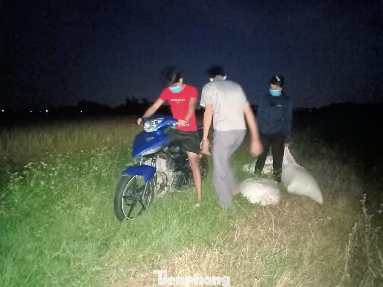 Thanh niên tình nguyện xã Đông Lỗ chở thóc trong đêm về cho người dân bị cách ly Thanh niên tình nguyện xã Đông Lỗ chở thóc trong đêm về cho người dân bị cách ly