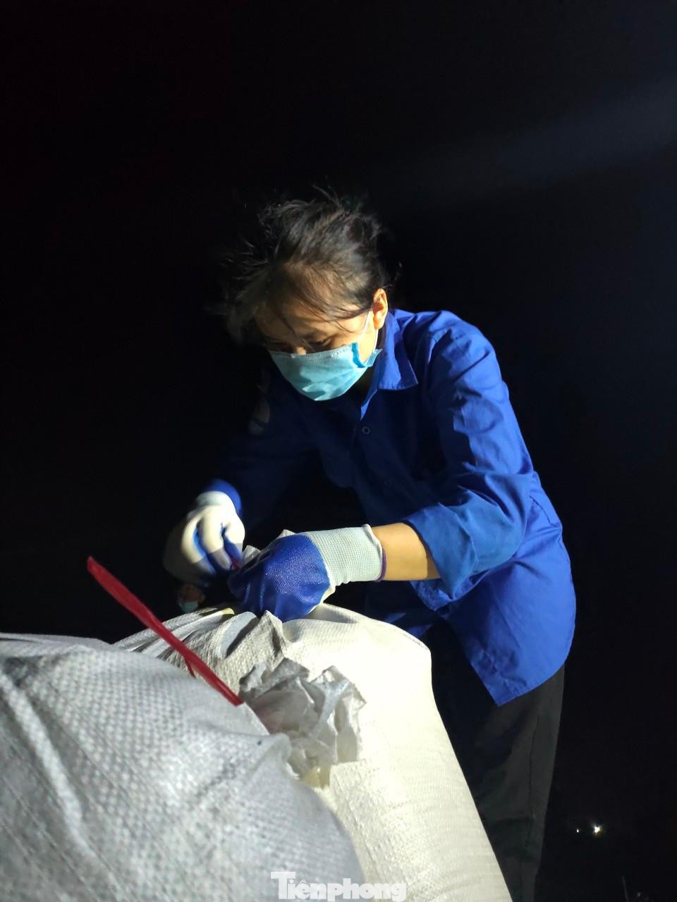 Một đoàn viên huyện Tân Yên buộc bao thóc thu hoạch trong đêm cho người dân bị cách ly Một đoàn viên huyện Tân Yên buộc bao thóc thu hoạch trong đêm cho người dân bị cách ly