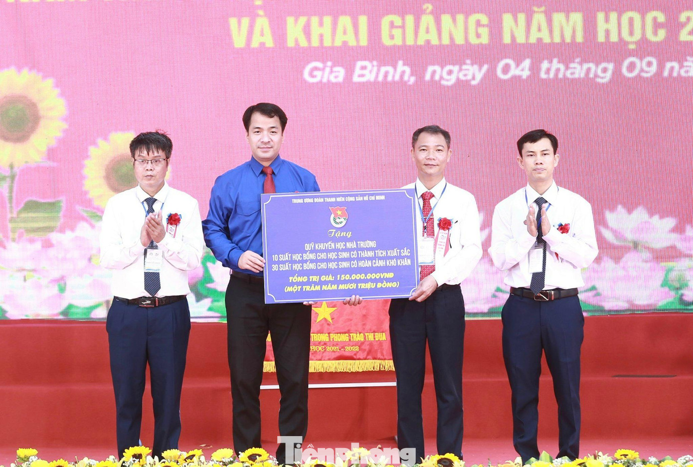 Bí thư Trung ương Đoàn Ngô Văn Cương trao học bổng và quà tặng trường THPT Gia Bình số 1