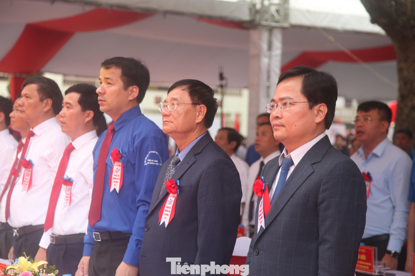 Ông Nguyễn Anh Tuấn, Bí thư Tỉnh ủy Bắc Ninh (đầu tiên bên phải) và các đại biểu dự Lễ kỷ niệm 50 năm ngày thành lập trường THPT Gia Bình số 1 (Bắc Ninh) và khai giảng năm học mới.