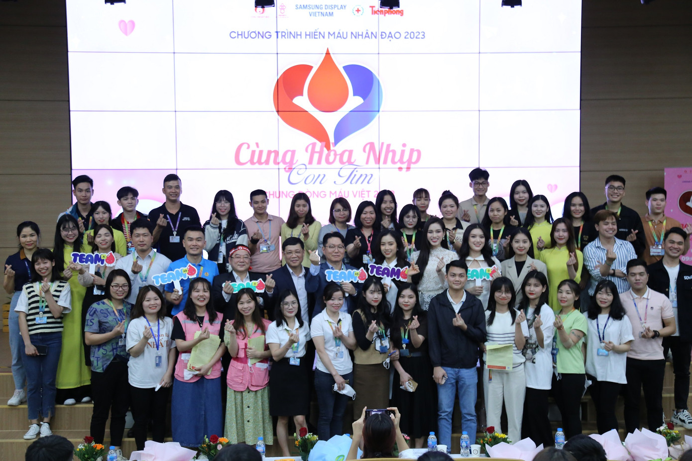 Lãnh đạo, người lao động Cty TNHH Samsung Display chụp ảnh kỉ niệm tại Chủ nhật Đỏ.