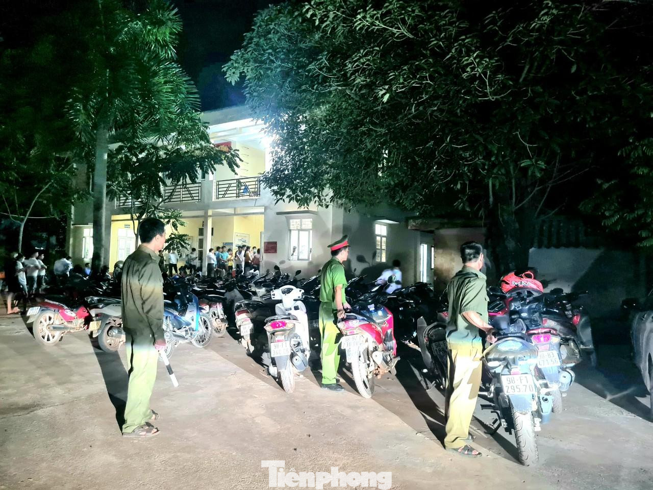 Công an huyện Lục Nam (Bắc Giang) xếp xe giúp người dân đến làm thẻ căn cước vào tối 1/9 Công an huyện Lục Nam (Bắc Giang) xếp xe giúp người dân đến làm thẻ căn cước vào tối 1/9