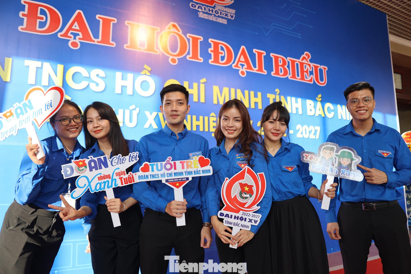 Các bạn trẻ hào hứng chụp ảnh kỉ niệm tại khu trưng bày các sản phẩm khởi nghiệp tiêu biểu của tuổi trẻ tỉnh Bắc Ninh tại Đại hội đại biểu Đoàn TNCS Hồ Chí Minh tỉnh Bắc Ninh lần thứ XV