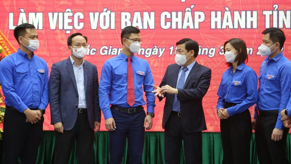 Bí thư Tỉnh ủy Bắc Giang Dương Văn Thái (thứ 3 bên phải) trao đổi với cán bộ Đoàn