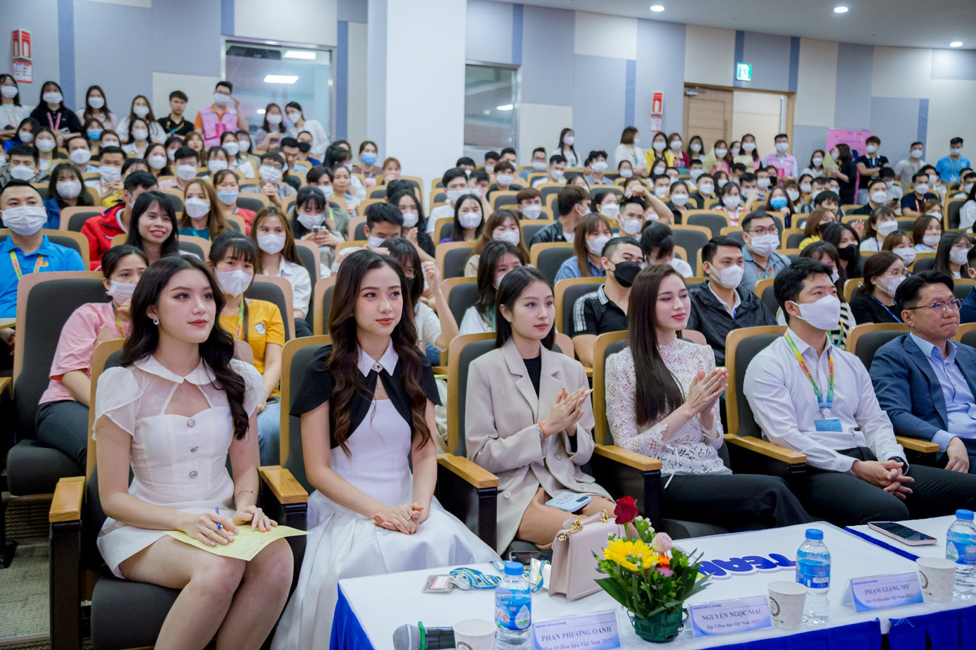 Đây là đầu tiên Cty TNHH Samsung Display tổ chức Chủ nhật Đỏ. Hoa hậu Đỗ Thị Hà, Nguyễn Ngọc Mai - Người đẹp nhân ái, top 5 Hoa hậu VN 2022, Phạm Giáng My - Top 10 HHVN 2022, Phan Phương Oanh - Người đẹp biển Hoa hậu VN 2022 tham dự chương trình.