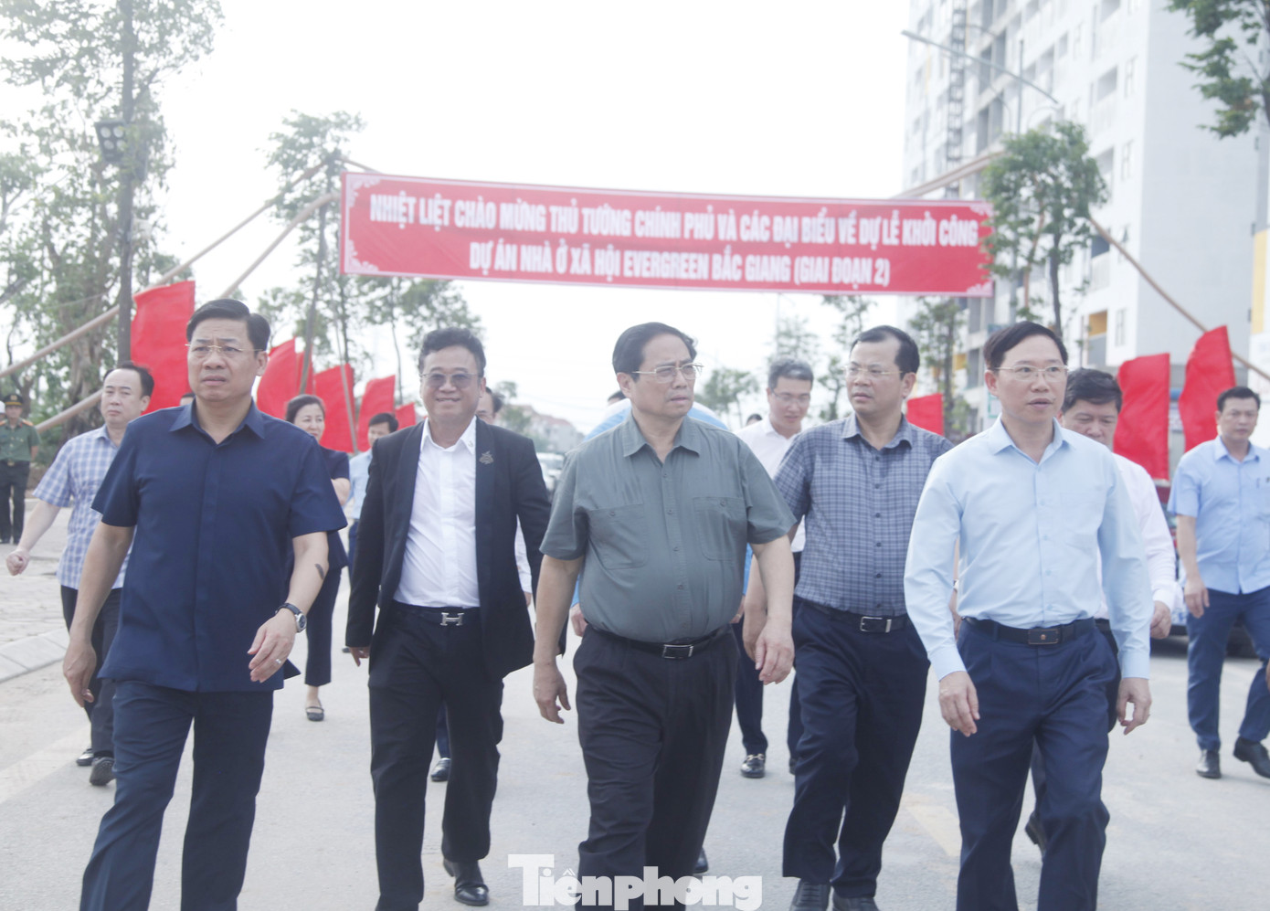 Thủ tướng Phạm Minh Chính và lãnh đạo tỉnh Bắc Giang dự khởi công dự án nhà ở xã hội dành cho công nhân tại huyện Việt Yên. Ảnh: Nguyễn Thắng.