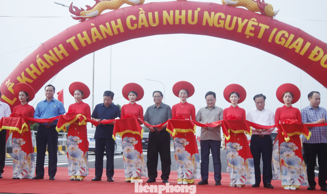 Thủ tướng Phạm Minh Chính cùng lãnh đạo tỉnh Bắc Giang và Bắc Ninh cắt băng khánh thành cầu Như Nguyệt (giai đoạn 2). Ảnh: Nguyễn Thắng.
