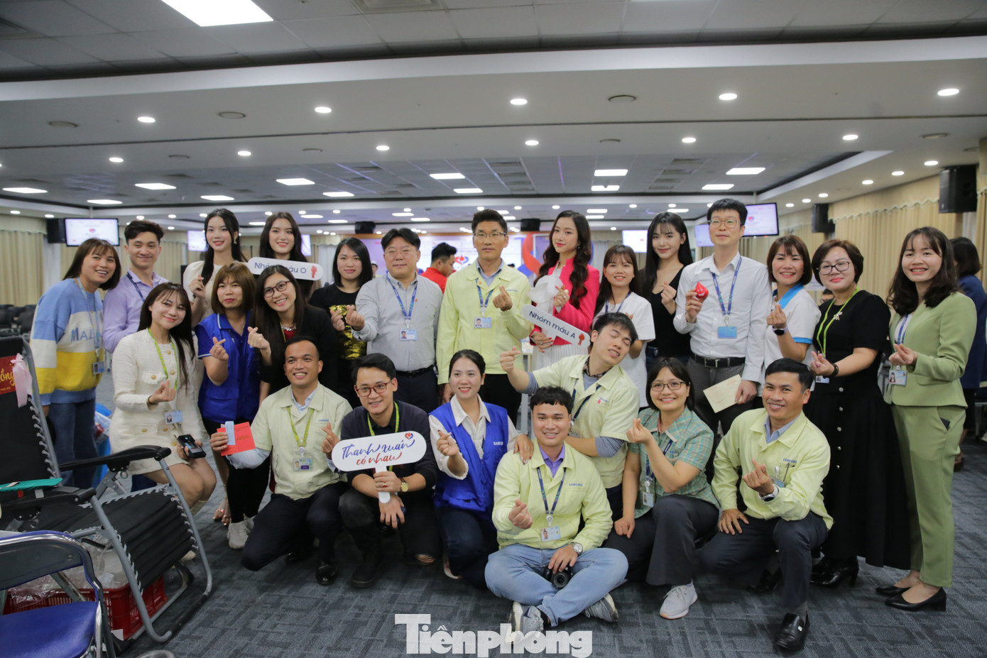 Những người tham gia hiến máu chụp ảnh lưu niệm cùng các người đẹp của cuộc thi Hoa hậu Việt Nam năm 2022.