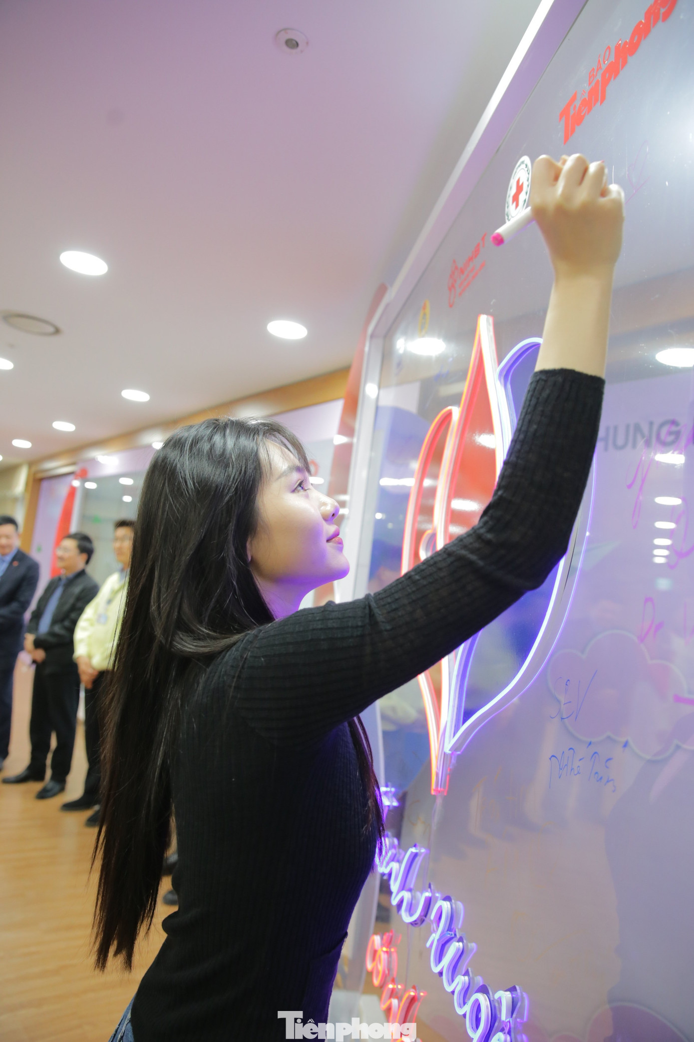 Đinh Khánh Hoà - Top 10 HHVN năm 2022 ký tên phát động Chủ nhật Đỏ ở Samsung Việt Nam