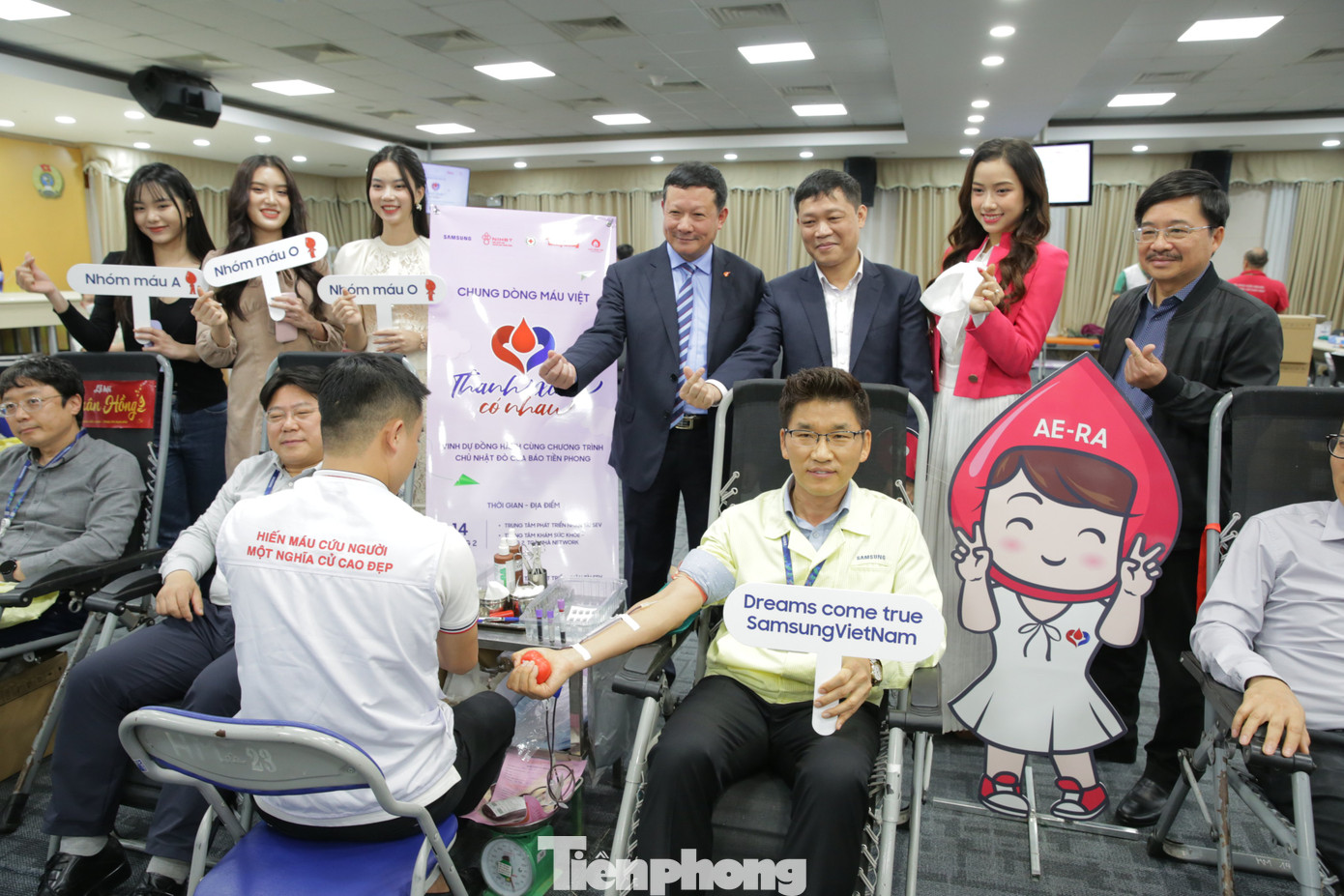 Lãnh đạo Samsung Việt Nam trực tiếp hiến máu tại chương trình.