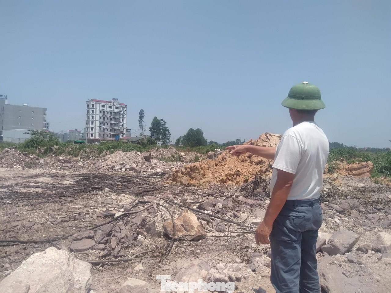 Khu vực đất ruộng của người dân ở xã Tăng Tiến bị đơn vị thi công mặt bằng KCN Việt Hàn san lấp.