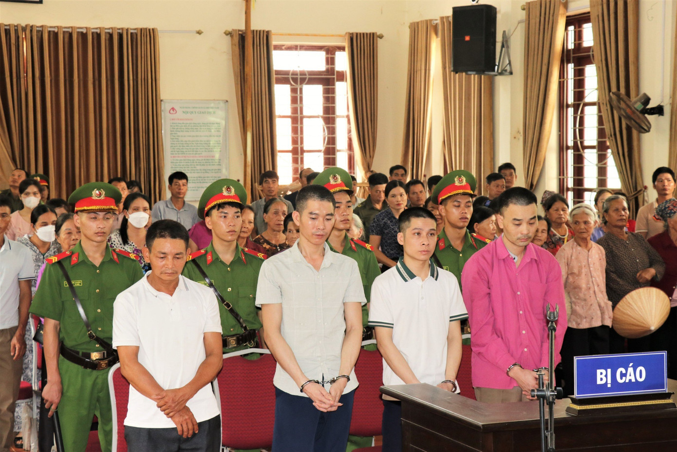 Các bị cáo tại phiên tòa.