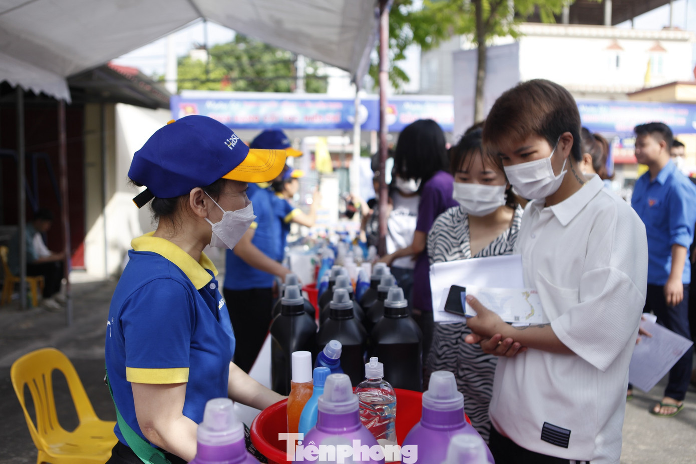 Công nhân mua hàng giảm giá tại ngày hội. Ảnh Nguyễn Thắng.
