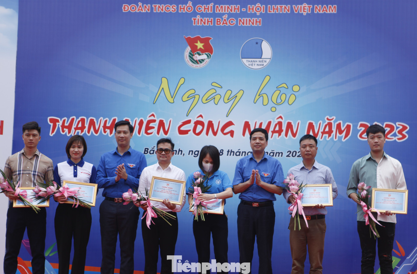 Tỉnh Đoàn Bắc Ninh khen thưởng các đơn vị, doanh nghiệp đồng hành cùng thanh niên công nhân. Ảnh: Nguyễn Thắng.