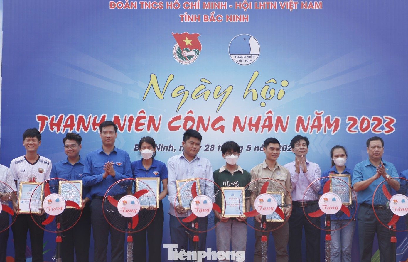 Tỉnh Đoàn Bắc Ninh tặng quà thanh niên công nhân khó khăn. Ảnh: Nguyễn Thắng.