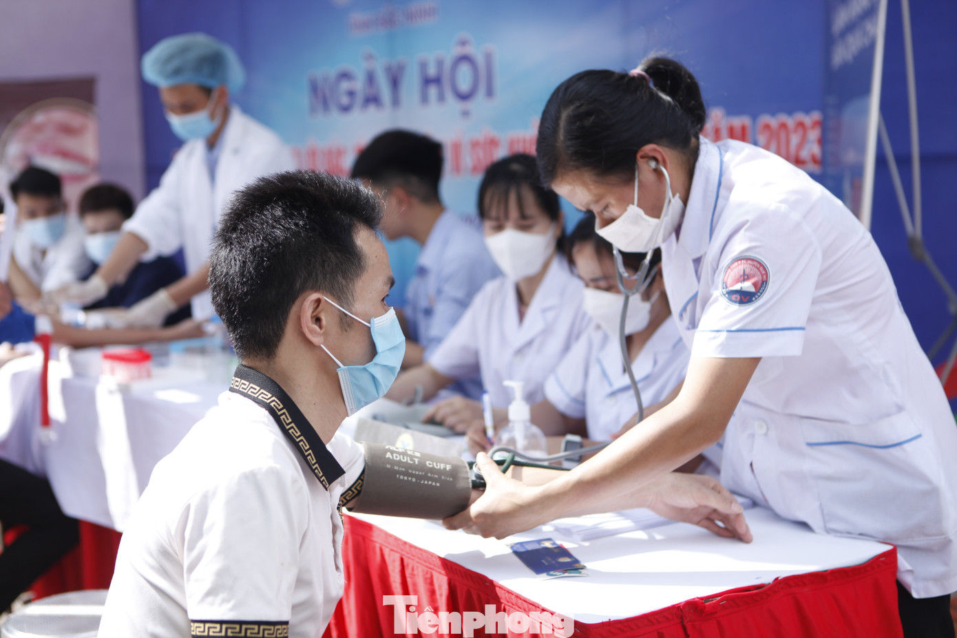 Khám bệnh miễn phí cho thanh niên công nhân tại ngày hội. Ảnh: Nguyễn Thắng.