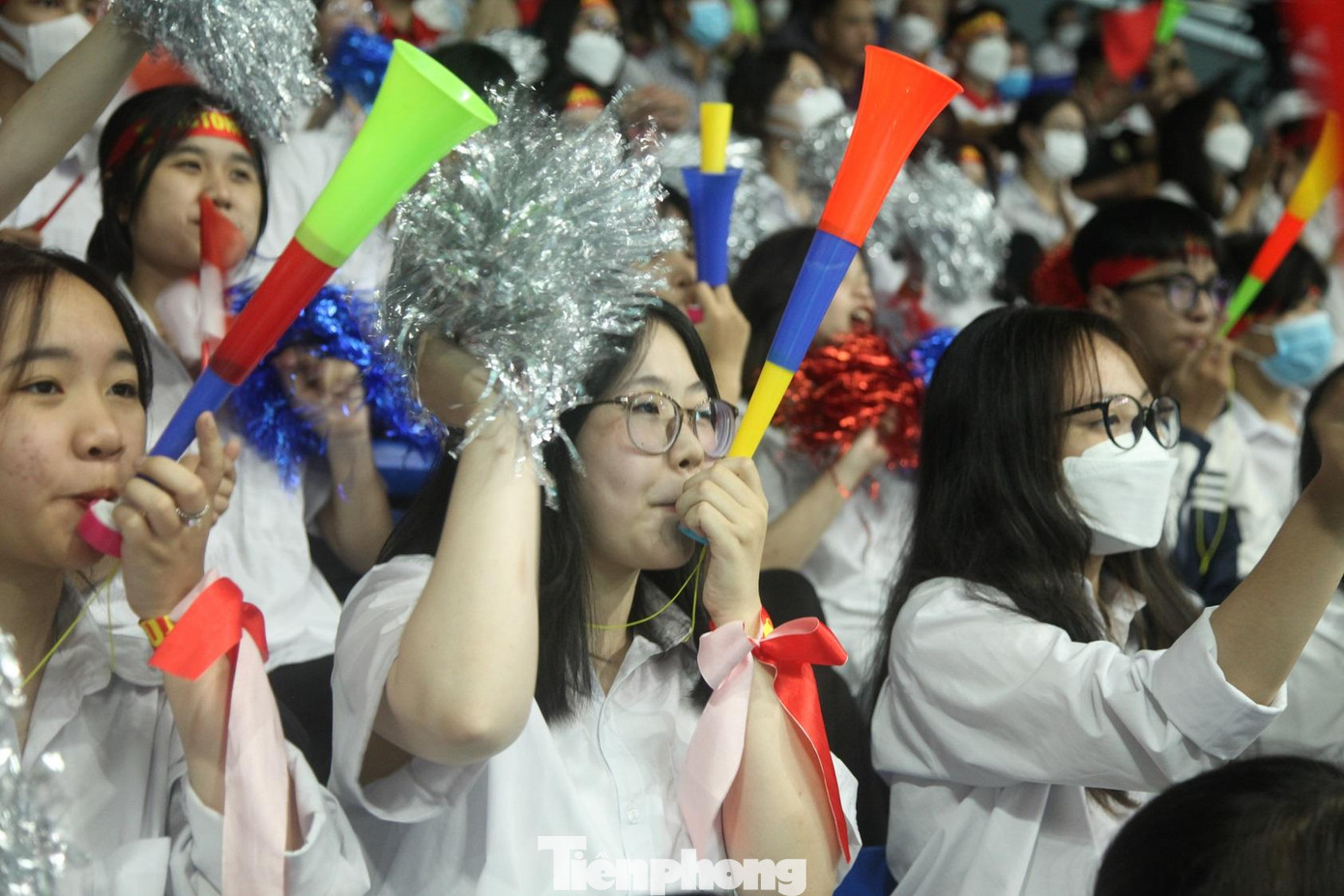 Em Mai Thị Quyên (ở giữa hàng đầu) cỗ vũ hết mình cho Loh Kean Yew Em Mai Thị Quyên (ở giữa hàng đầu) cỗ vũ hết mình cho Loh Kean Yew