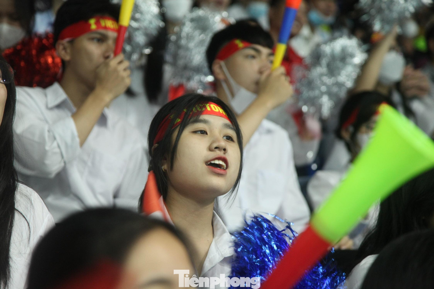 Cổ động viên tại nhà thi đấu thể thao tỉnh Bắc Giang cổ vũ nhiệt tình cho Loh Kean Yew và các vận động viên khác Cổ động viên tại nhà thi đấu thể thao tỉnh Bắc Giang cổ vũ nhiệt tình cho Loh Kean Yew và các vận động viên khác