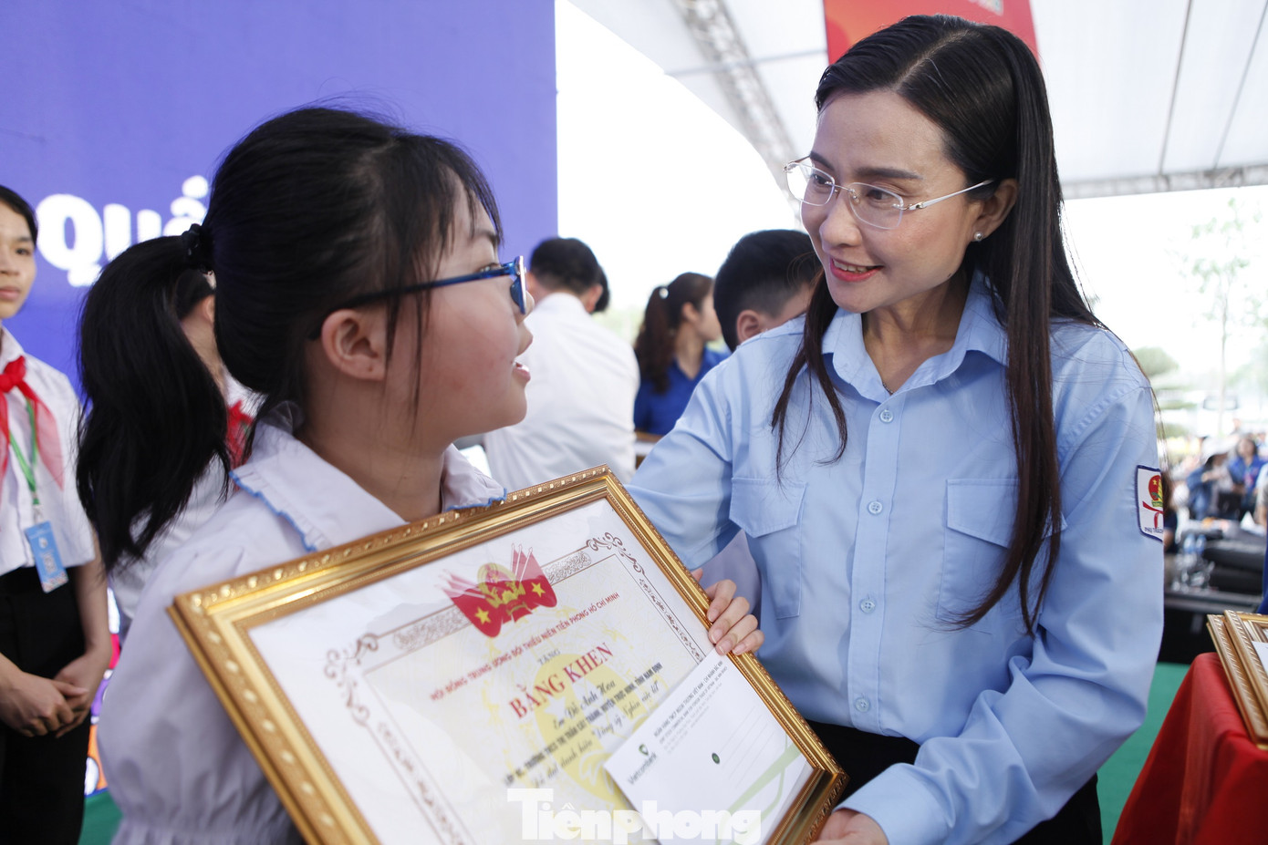 Bí thư Trung ương Đoàn, Chủ tịch Hội đồng Đội Trung ương Nguyễn Phạm Duy Trang tặng khen thưởng cho các dũng sỹ nghìn việc tốt. Bí thư Trung ương Đoàn, Chủ tịch Hội đồng Đội Trung ương Nguyễn Phạm Duy Trang tặng khen thưởng cho các dũng sỹ nghìn việc tốt.