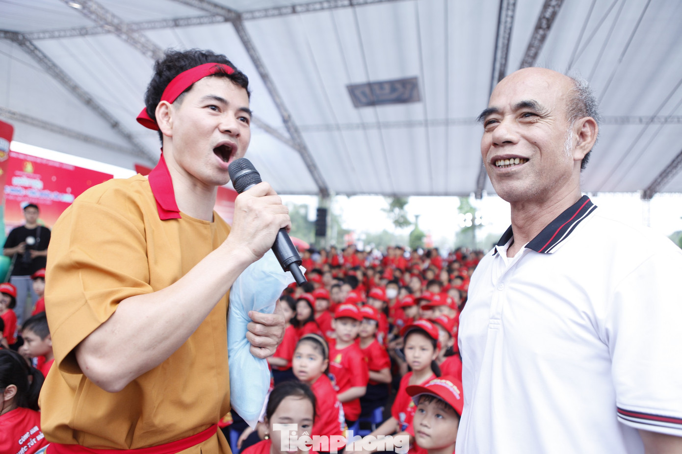 Nghệ sĩ Xuân Bắc giao lưu cùng phụ huynh thiếu nhi. Nghệ sĩ Xuân Bắc giao lưu cùng phụ huynh thiếu nhi.