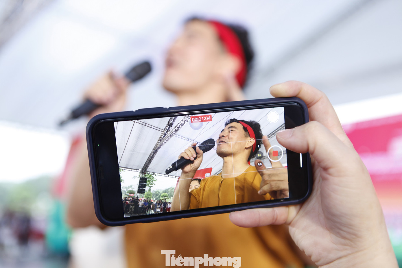 Một phụ huynh phát trực tiếp nghệ sĩ Xuân Bắc biểu diễn. Một phụ huynh phát trực tiếp nghệ sĩ Xuân Bắc biểu diễn.