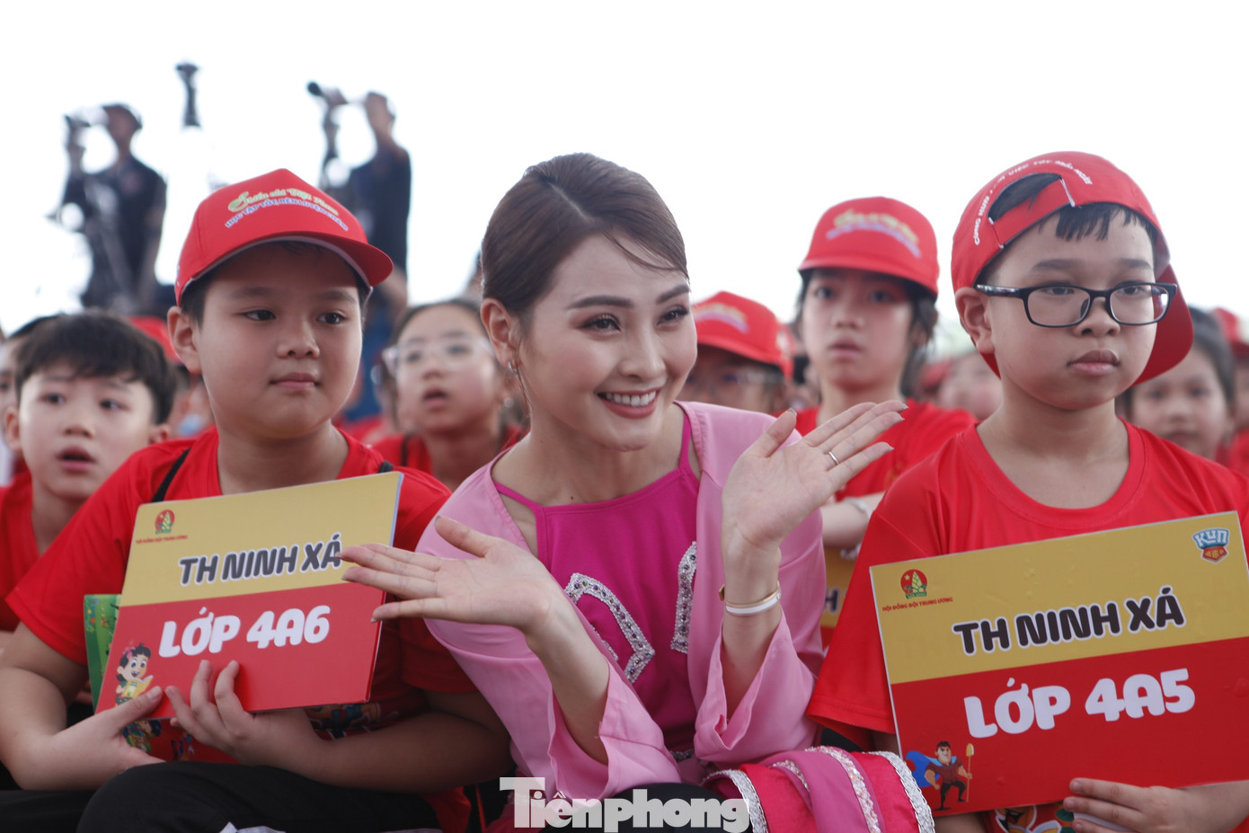 Các em thiếu nhi vui vẻ chụp ảnh kỉ niệm với người dẫn chương trình. Các em thiếu nhi vui vẻ chụp ảnh kỉ niệm với người dẫn chương trình.