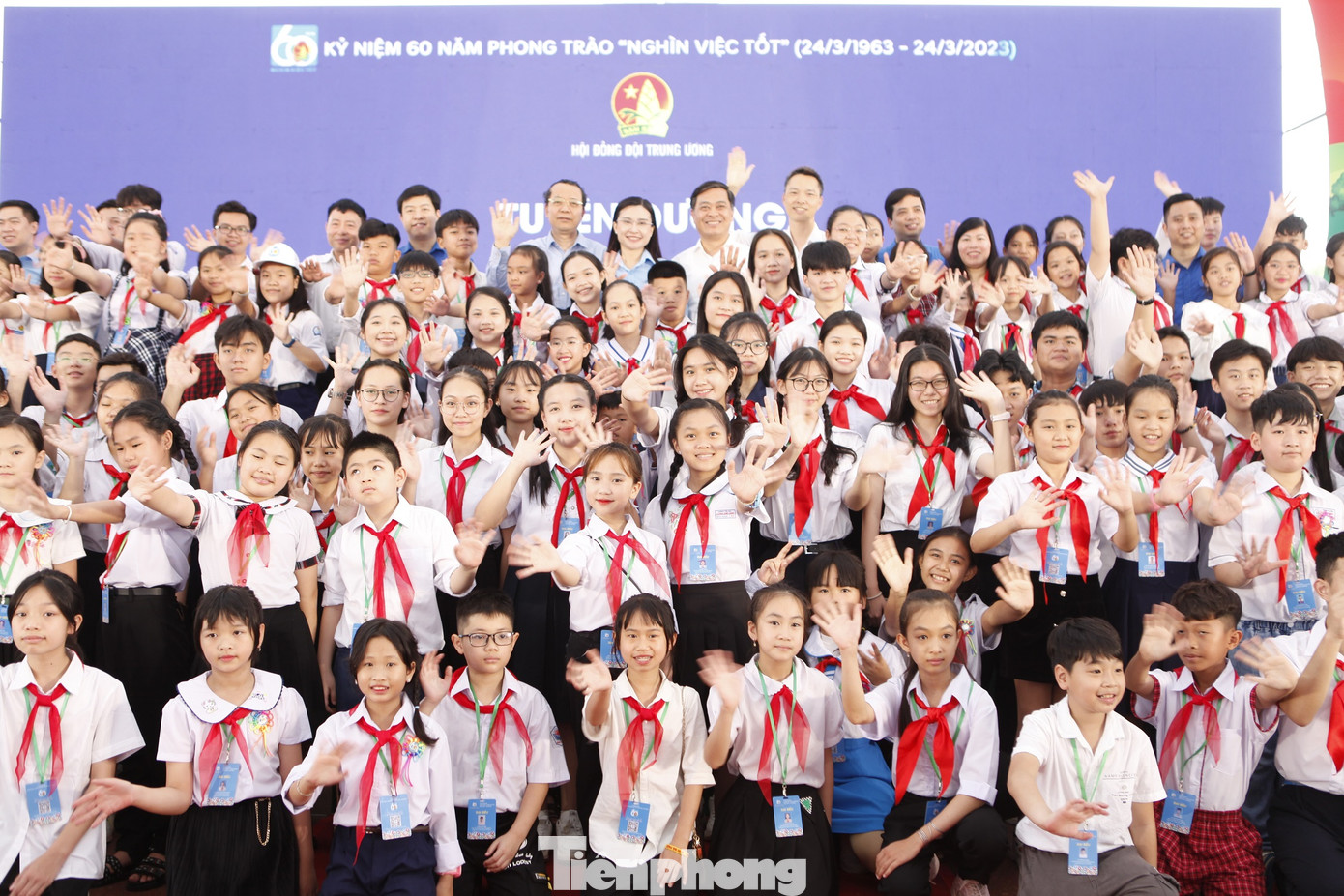 Lãnh đạo Trung ương Đoàn và tỉnh Bắc Ninh chụp ảnh kỉ niệm với các dũng sỹ nghìn việc tốt của cả nước. Lãnh đạo Trung ương Đoàn và tỉnh Bắc Ninh chụp ảnh kỉ niệm với các dũng sỹ nghìn việc tốt của cả nước.