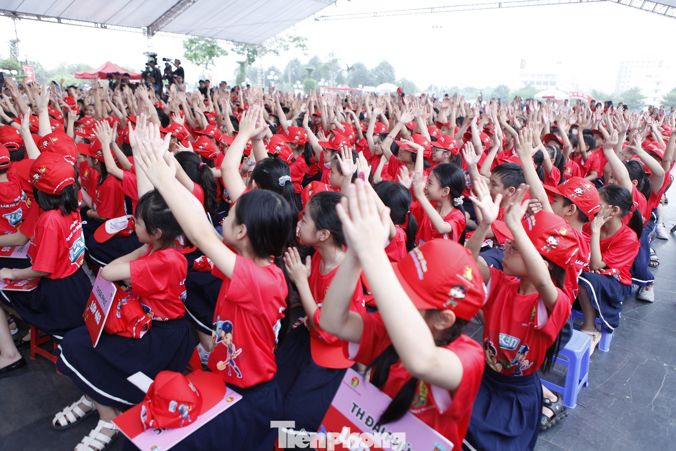 263 dũng sỹ nghìn việc tốt tiêu biểu của cả nước tham gia ngày hội thiếu nhi vui khỏe. 263 dũng sỹ nghìn việc tốt tiêu biểu của cả nước tham gia ngày hội thiếu nhi vui khỏe.