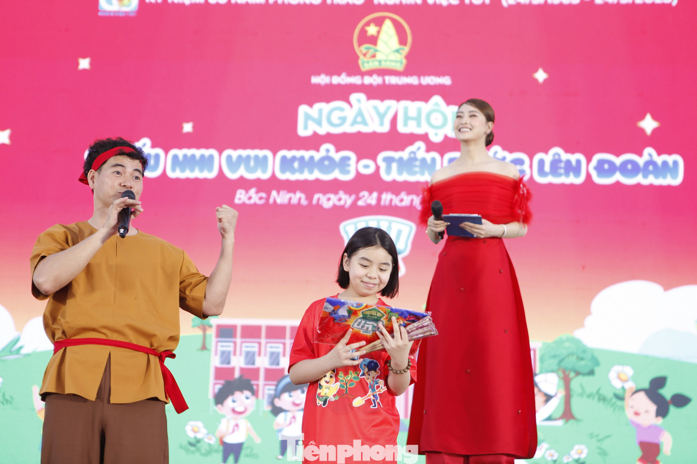 Nghệ sĩ Xuân Bắc cùng tham gia dẫn chương trình. Nghệ sĩ Xuân Bắc cùng tham gia dẫn chương trình.