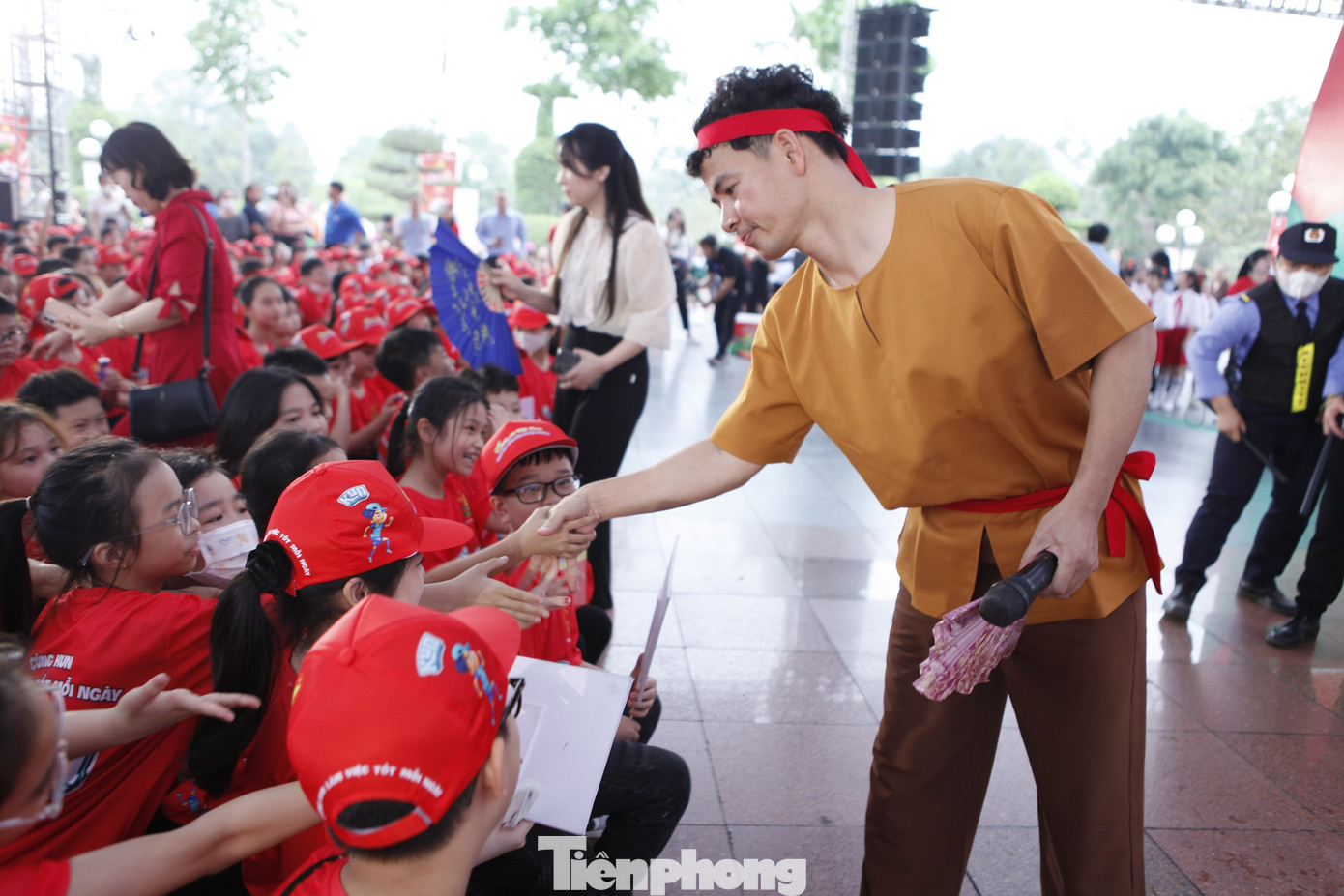 Sự xuất hiện của nghệ sĩ Xuân Bắc khuấy động chương trình. Sự xuất hiện của nghệ sĩ Xuân Bắc khuấy động chương trình.