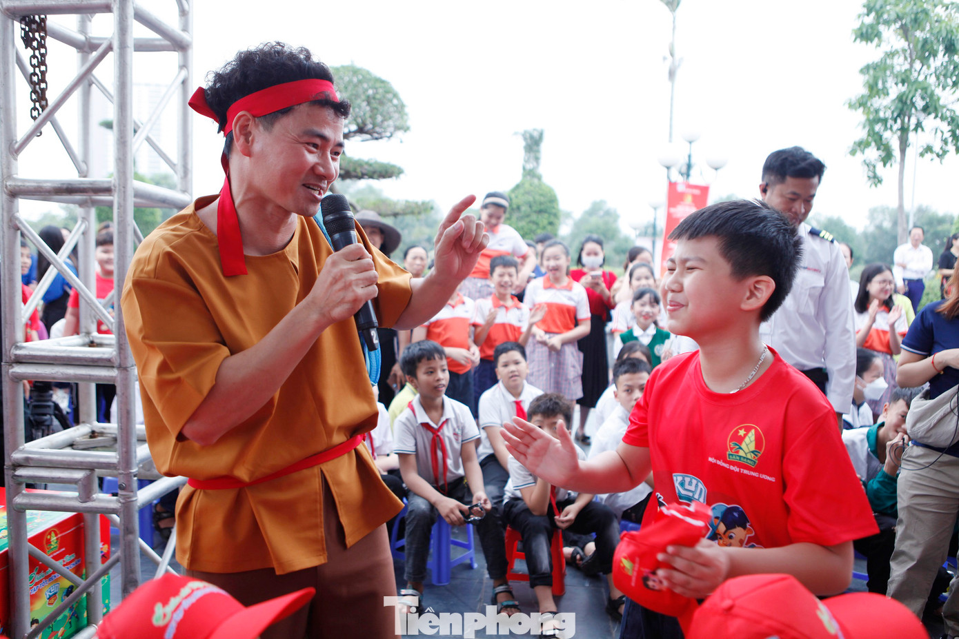 Niềm vui của các em thiếu nhi khi giao lưu với nghệ sĩ Xuân Bắc. Niềm vui của các em thiếu nhi khi giao lưu với nghệ sĩ Xuân Bắc.