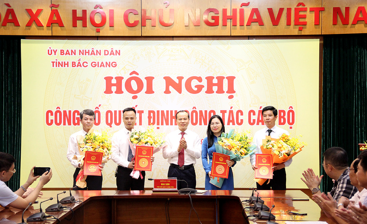 Ông Mai Sơn - Phó Chủ tịch Thường trực UBND tỉnh Bắc Giang tặng hoa chúc mừng các cán bộ được bổ nhiệm.