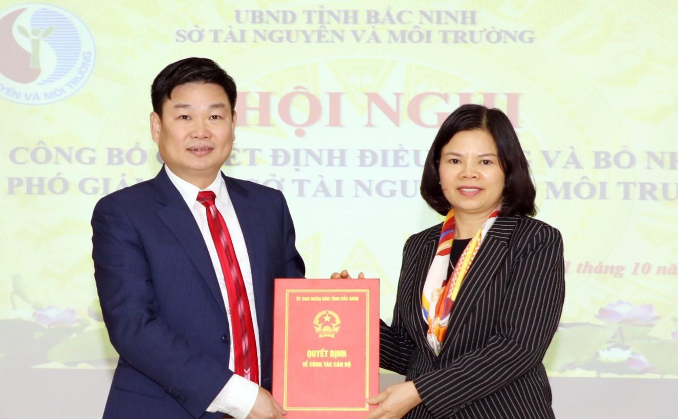 Chủ tịch UBND tỉnh Bắc Ninh Nguyễn Hương Giang trao quyết định bổ nhiệm cho ông Đoàn Anh Tuấn