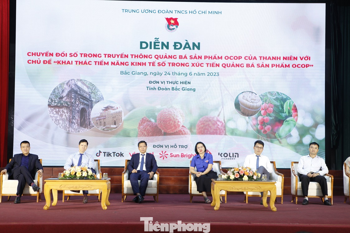 Đại diện của Trung ương Đoàn và các đại biểu tham dự diễn đàn. Ảnh: Nguyễn Thắng. Đại diện của Trung ương Đoàn và các đại biểu tham dự diễn đàn. Ảnh: Nguyễn Thắng.