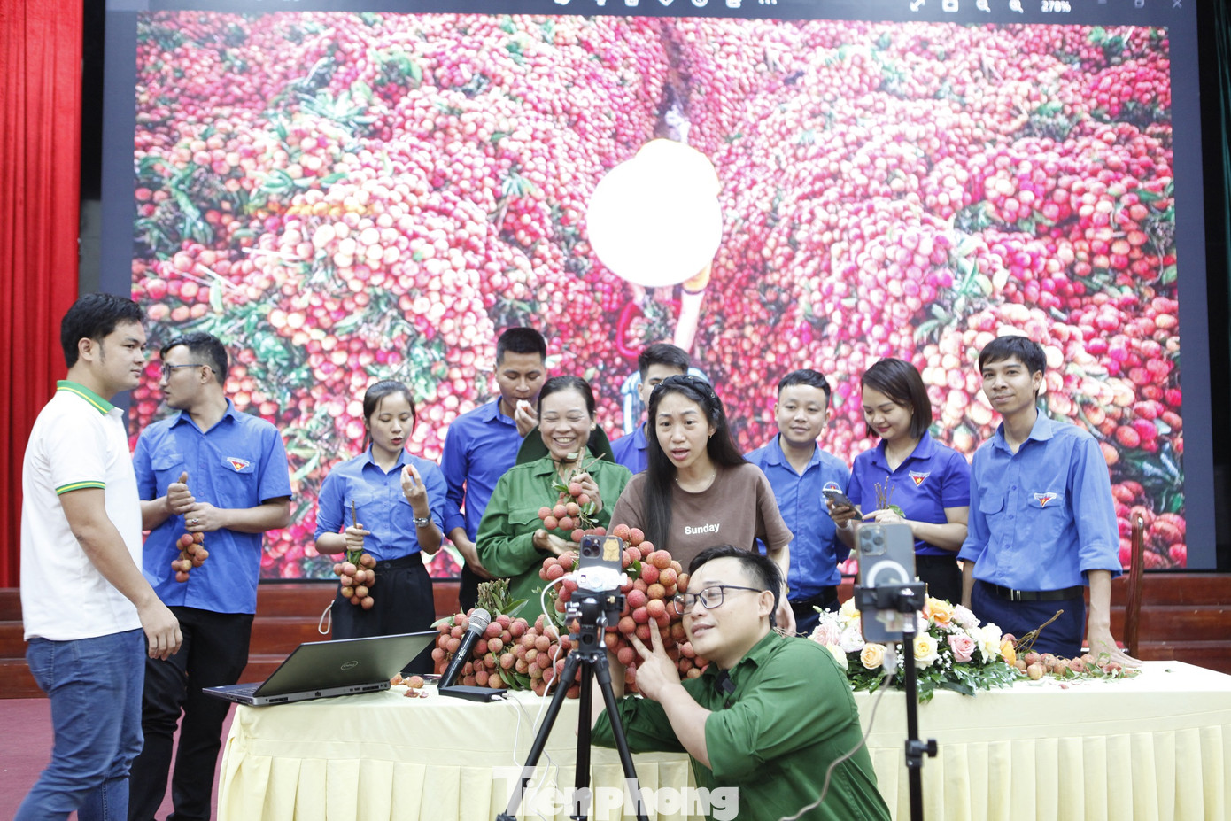 TikToker Nguyễn Thị Tường Thảo (ở giữa) và Chiêu An Giang (đầu tiên) Livestream bán vải thiều nằm trong chương trình tập huấn tại diễn đàn. Anh:Nguyễn Thắng. TikToker Nguyễn Thị Tường Thảo (ở giữa) và Chiêu An Giang (đầu tiên) Livestream bán vải thiều nằm trong chương trình tập huấn tại diễn đàn. Anh:Nguyễn Thắng.