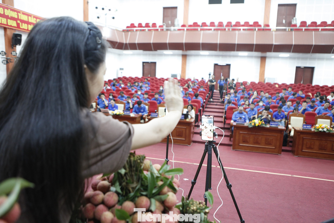 TikToker hướng dẫn thanh niên nông thôn tỉnh Bắc Giang Livestream bán vải thiều. Ảnh: Nguyễn Thắng TikToker hướng dẫn thanh niên nông thôn tỉnh Bắc Giang Livestream bán vải thiều. Ảnh: Nguyễn Thắng