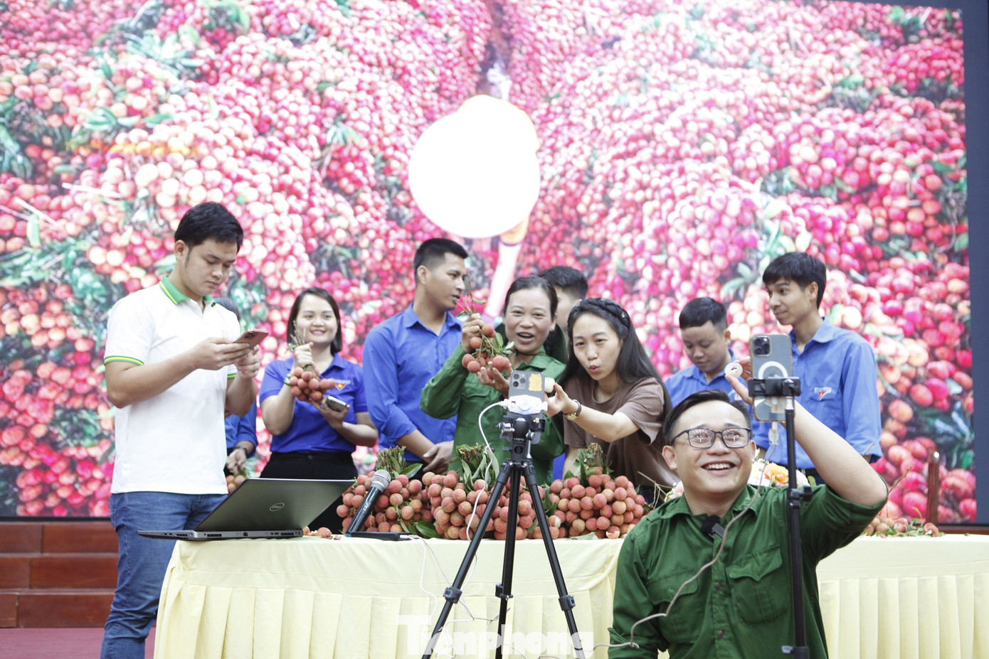 Đoàn viên và thanh niên cùng các TikToker Livestream bán vải thiều Bắc Giang. Ảnh: Nguyễn Thắng. Đoàn viên và thanh niên cùng các TikToker Livestream bán vải thiều Bắc Giang. Ảnh: Nguyễn Thắng.