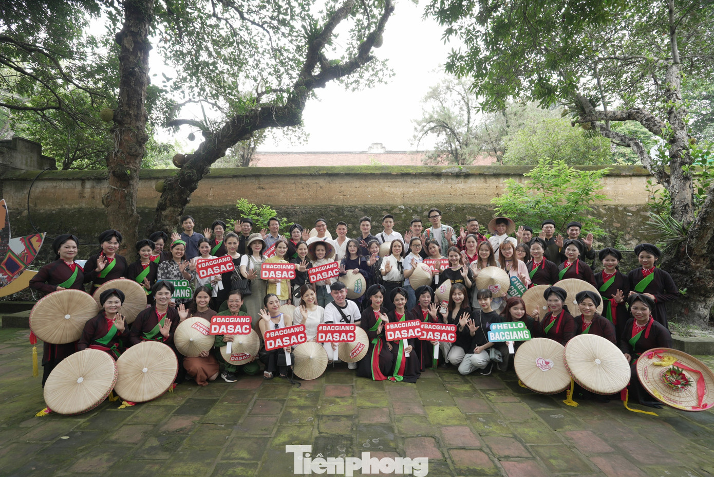 Các TikToker nổi tiếng tham quan chùa Bổ Đà (huyện Việt Yên, Bắc Giang). Các TikToker nổi tiếng tham quan chùa Bổ Đà (huyện Việt Yên, Bắc Giang).