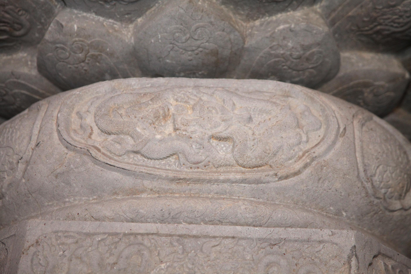 Trang trí hoa văn rồng cuốn trên đài sen và bệ tròn